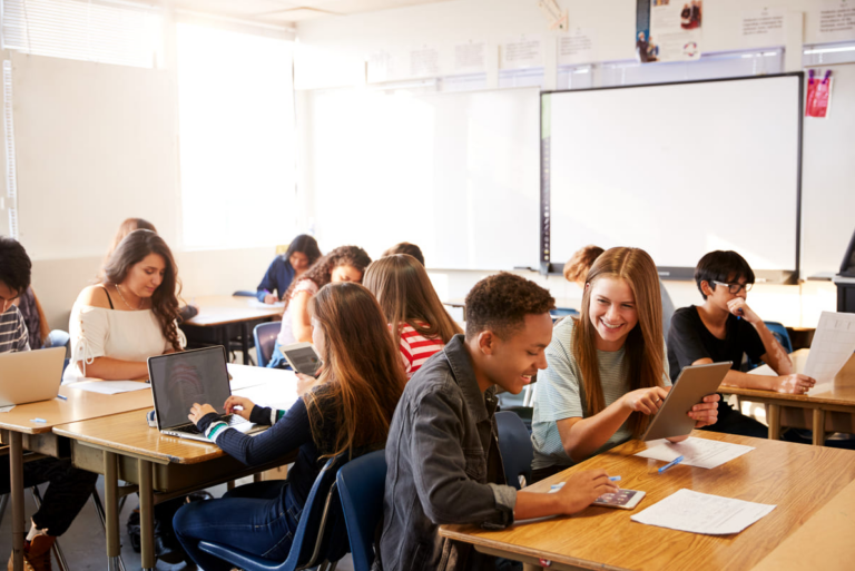 Terminé la secundaria, ¿y ahora qué sigue? 5 consejos para apoyar a tu hijo