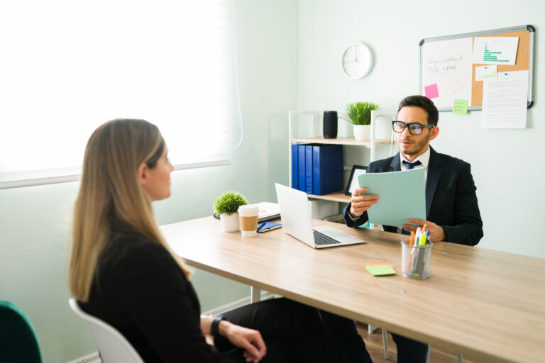 Te brindamos las recomendaciones para evitar los errores comunes al contratar un gerente, tanto para empresas que están en pleno proceso de selección como para ejecutivos de alta dirección que desean recolocarse de manera estratégica.